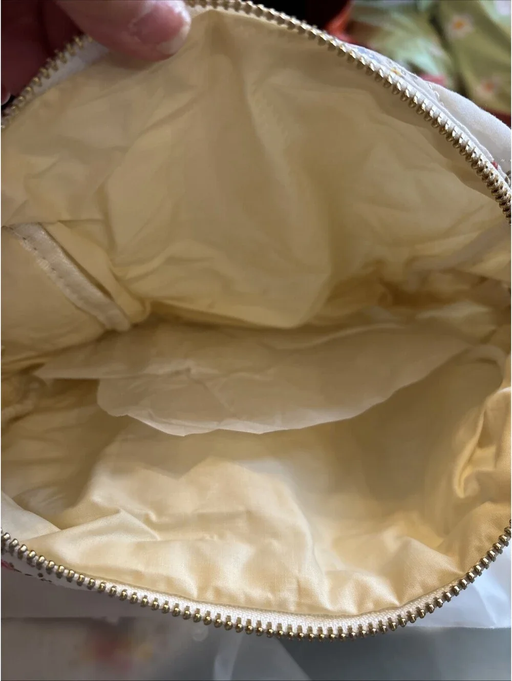WHITE FLORAL MEDIUM MAKEUP BAG  $10 Each [COPY]